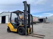 Вилочний автонавантажувач Komatsu, з бічним зсувом та щоглою 4.5 метри. 2018 года випуску (напрацювання 1942 м/год) у